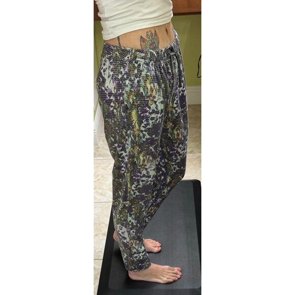 Lululemon jet crop luxtreme 6 pants joggers Floral Sport Backdrop Iris Flower - Picture 3 of 8
